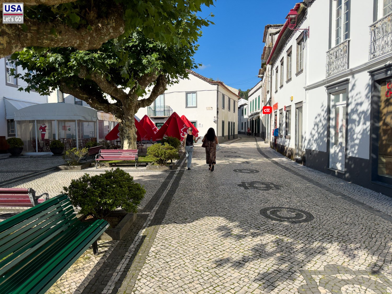 Straße mit Mosaikpflaster in Povoação