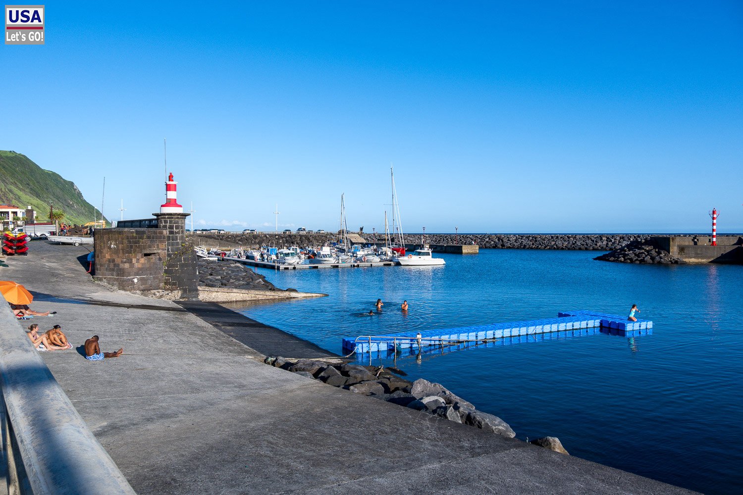Hafen von Povoação mit Leuchtturm