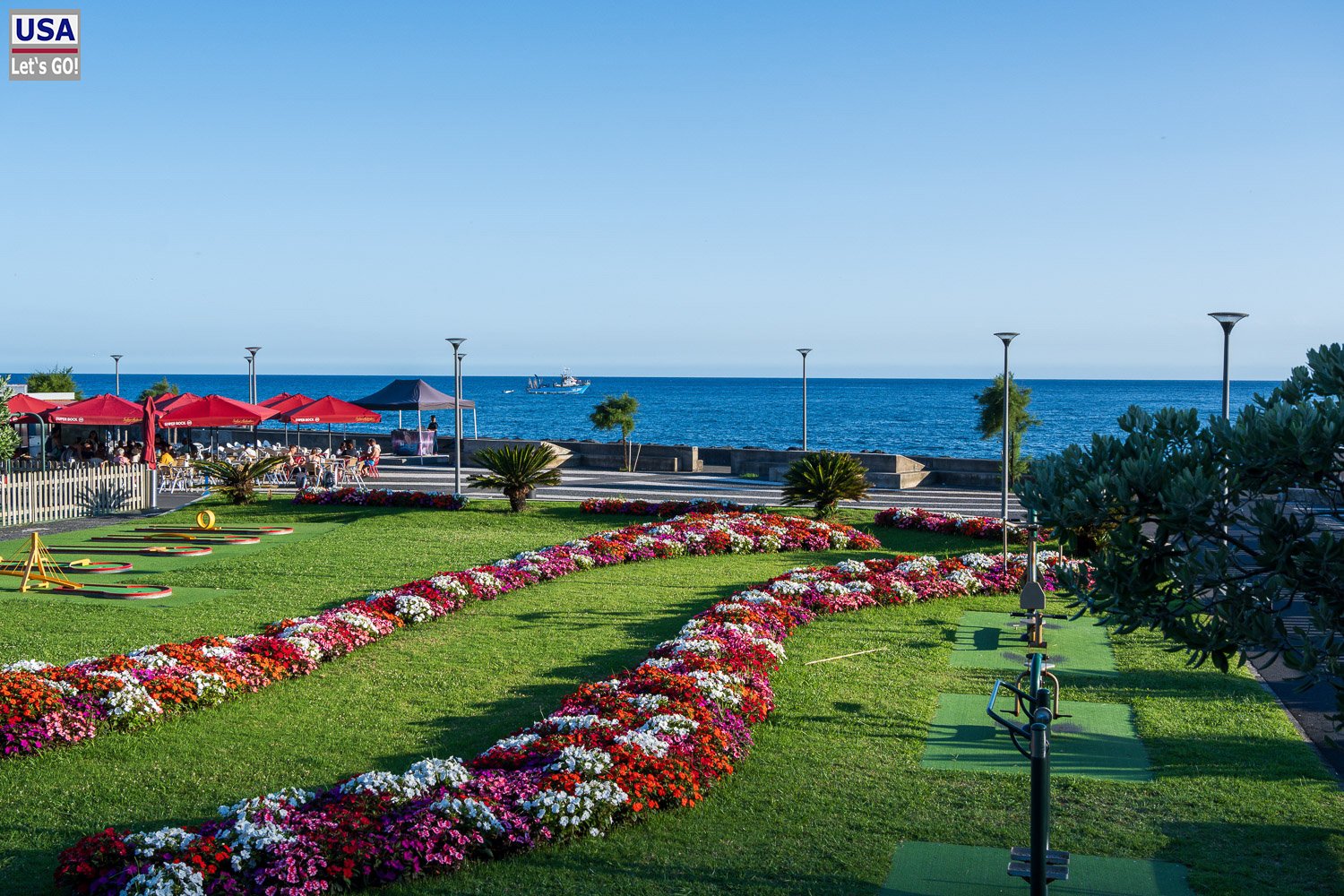 Blumenbeete an der Uferpromenade von Povoação
