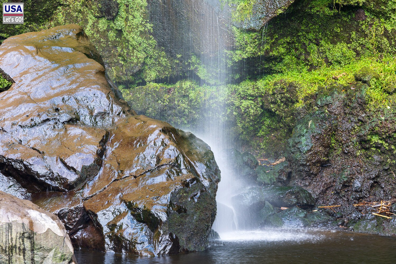 Wasserfall über glatten Felsen