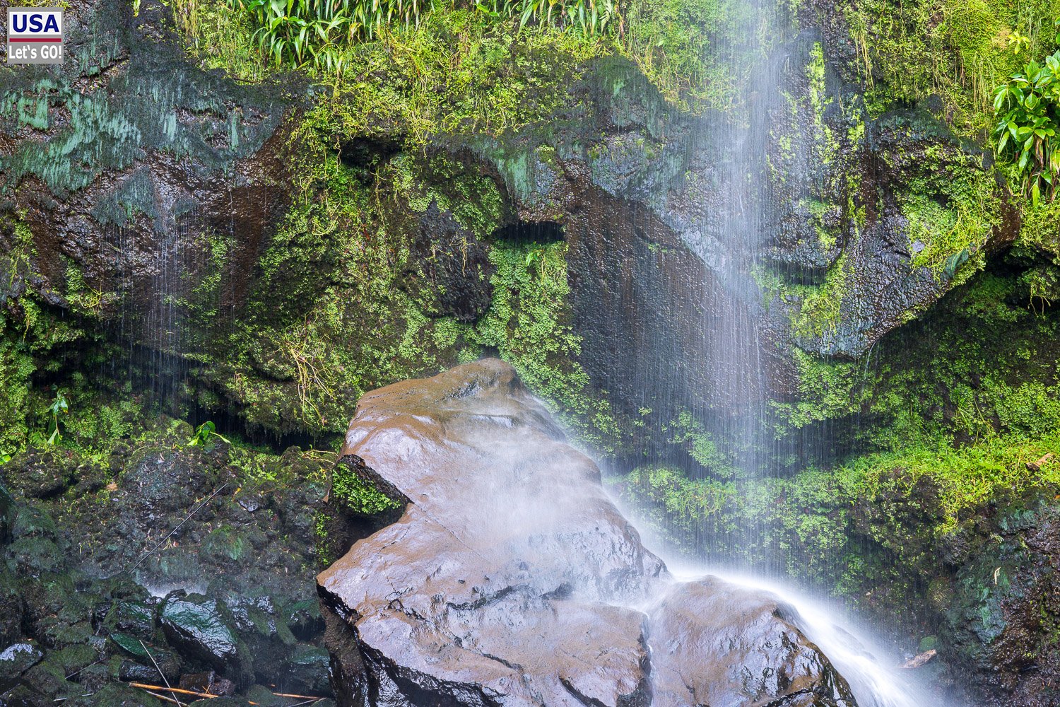 Wasser stürzt über Felsen am Salto da Farinha