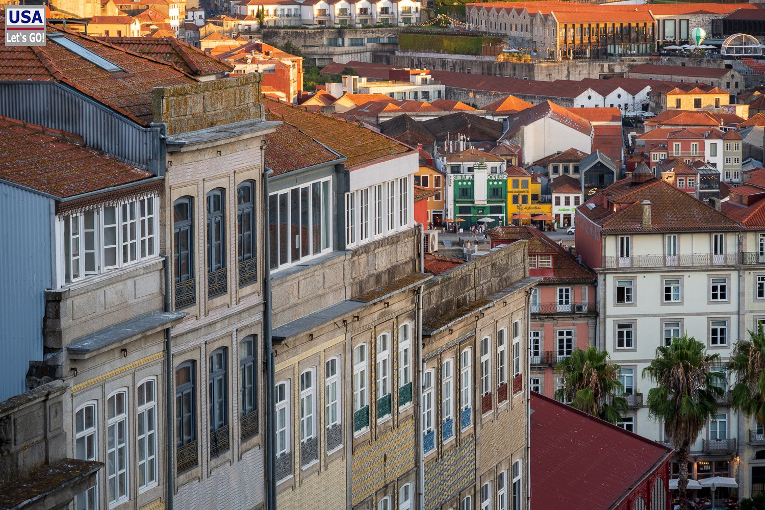 Altstadthäuser von Porto im Abendlicht