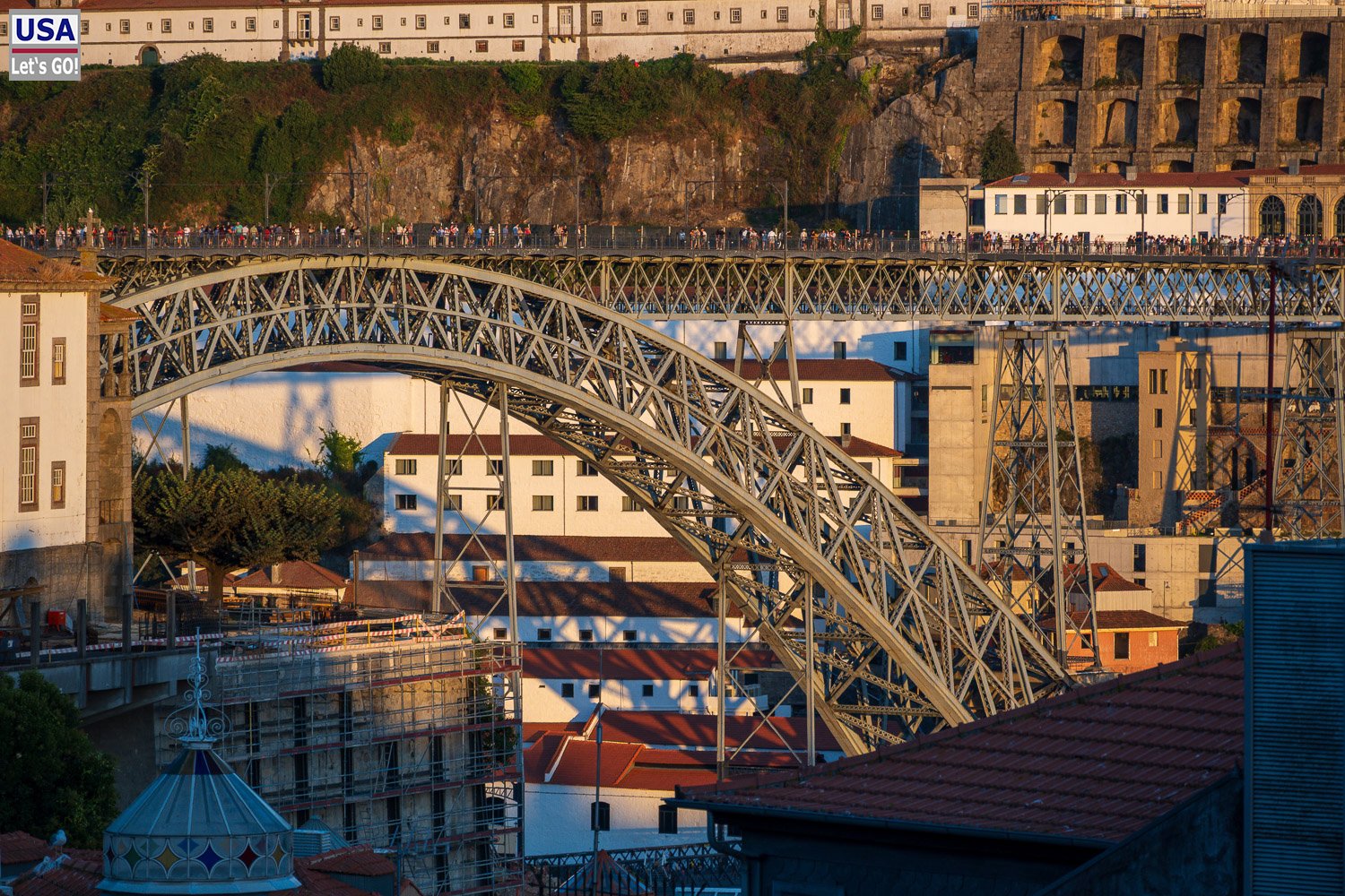 Ponte Luís I. über den Dächern von Porto
