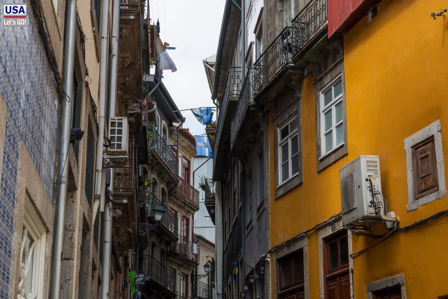 Bunte Häuser in einer Gasse der Ribeira