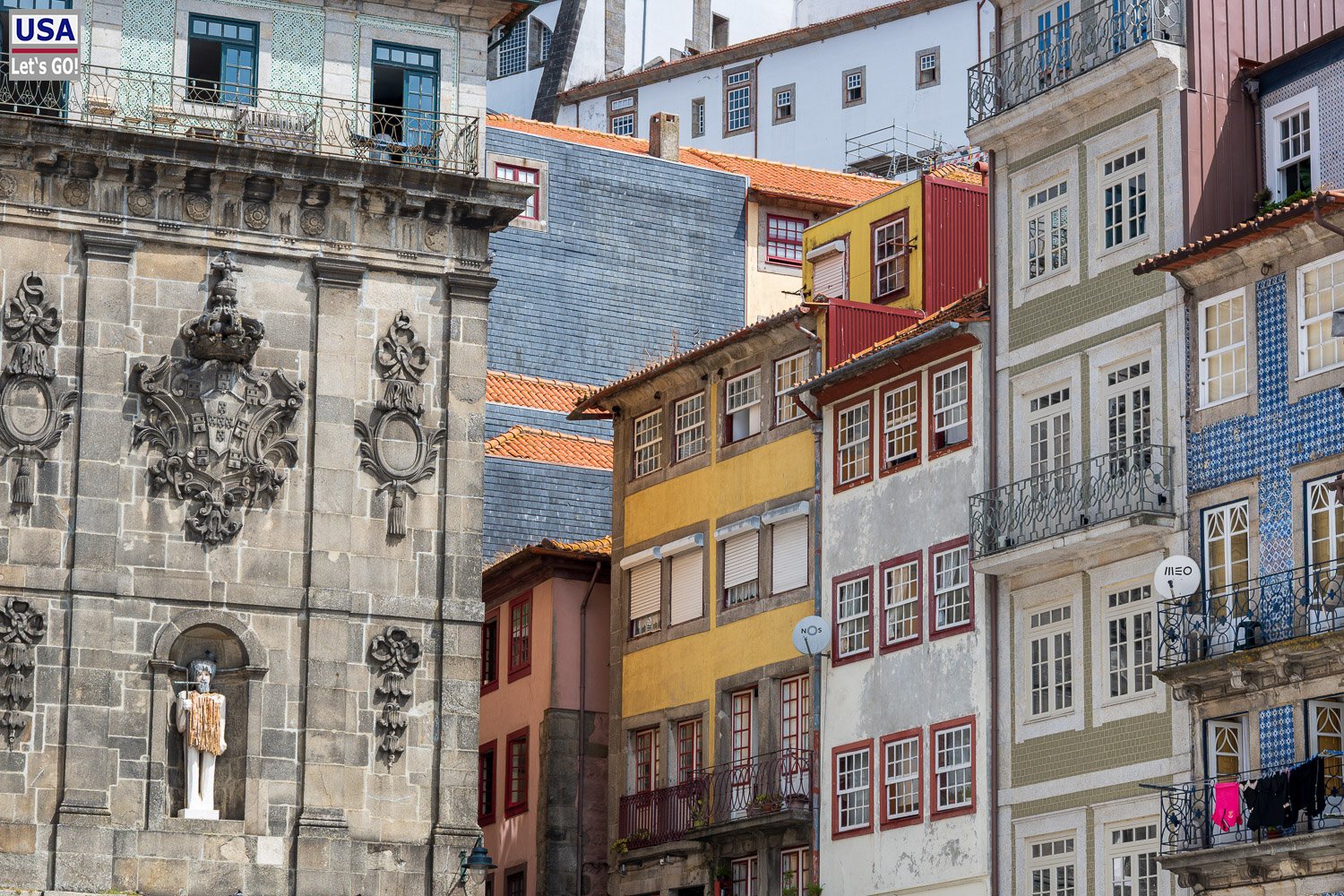 Bunte Häuserzeile neben einer Kirche in der Ribeira