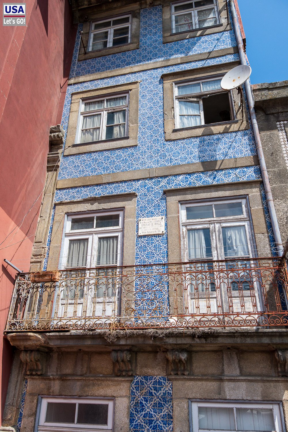 Blau gekachelte Hausfassade in Porto