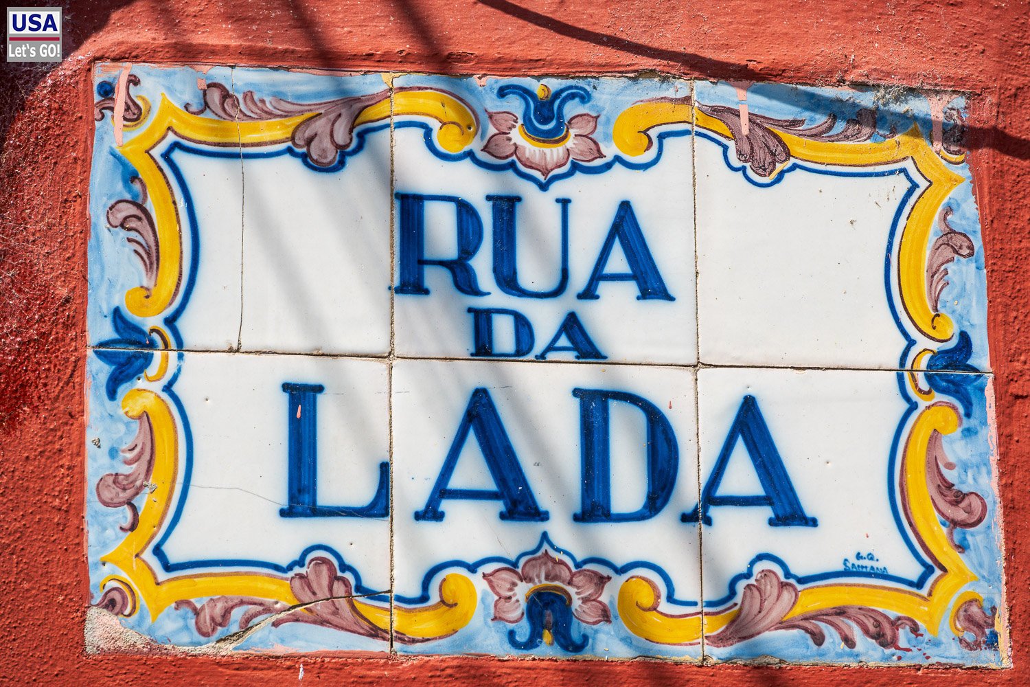 Azulejo-Straßenschild Rua da Lada