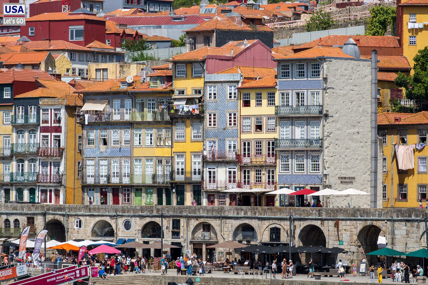 Häuserfront der Ribeira am Douro-Ufer