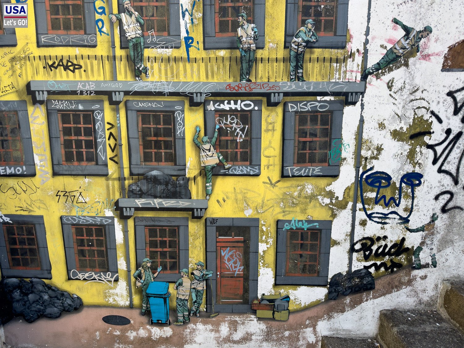 Gelbes Haus mit Streetart in Vila Nova de Gaia