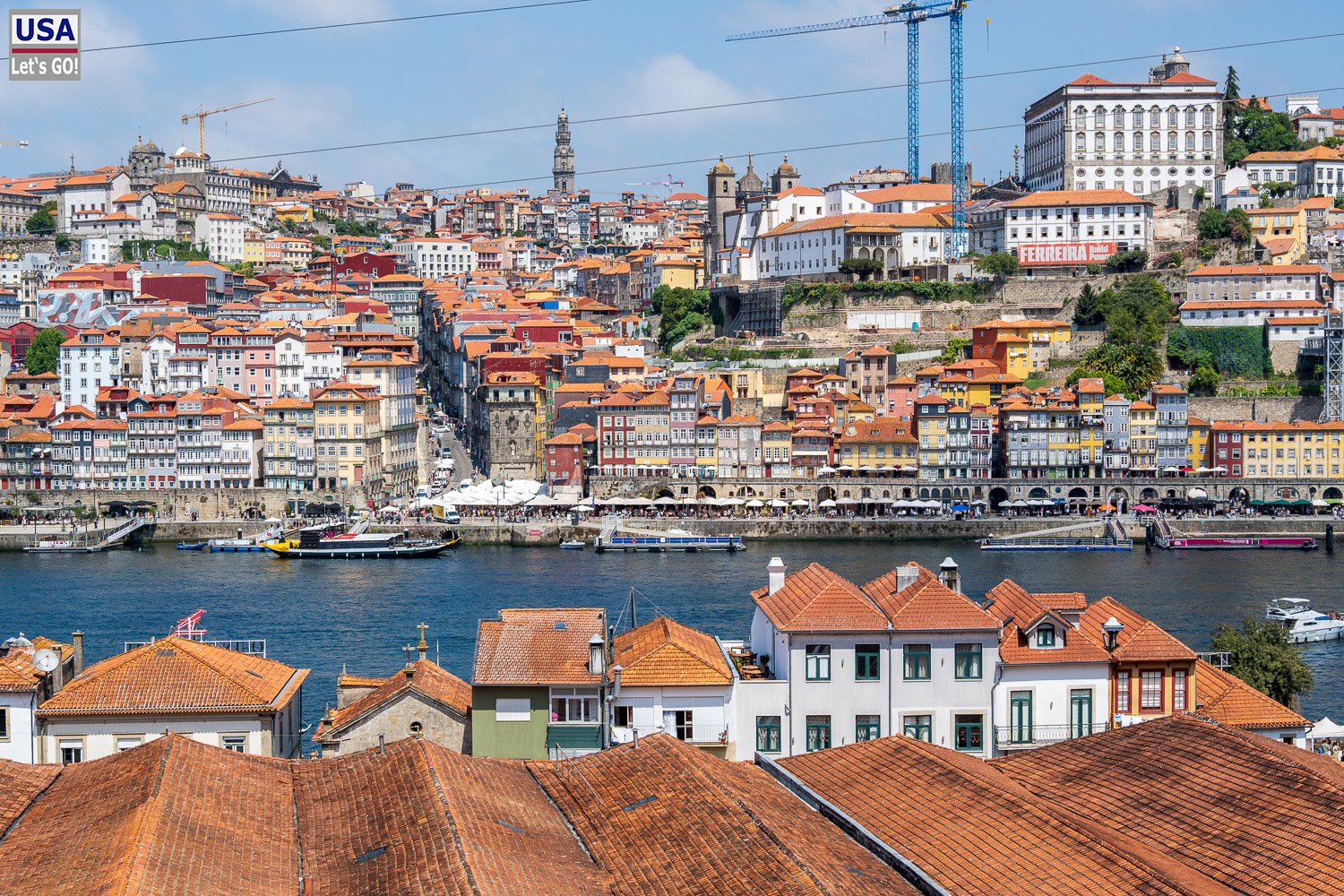 Blick über die Dächer der Portweinkeller auf Porto