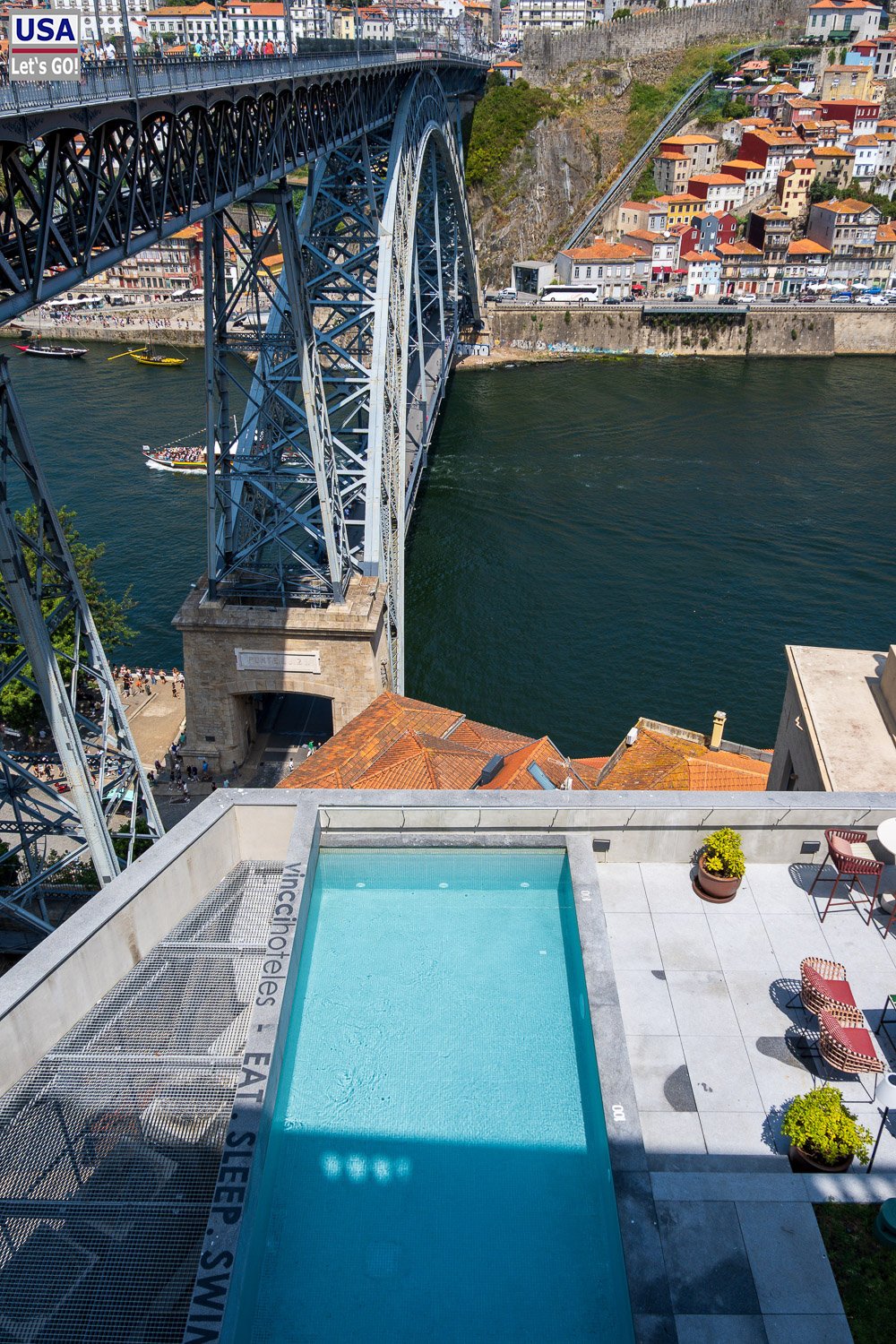 Pool des Hotels Vincci mit Blick auf die Ponte Luís I.
