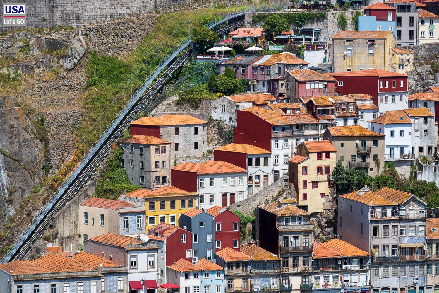 Standseilbahn Funicular dos Guindais zwischen den Häusern
