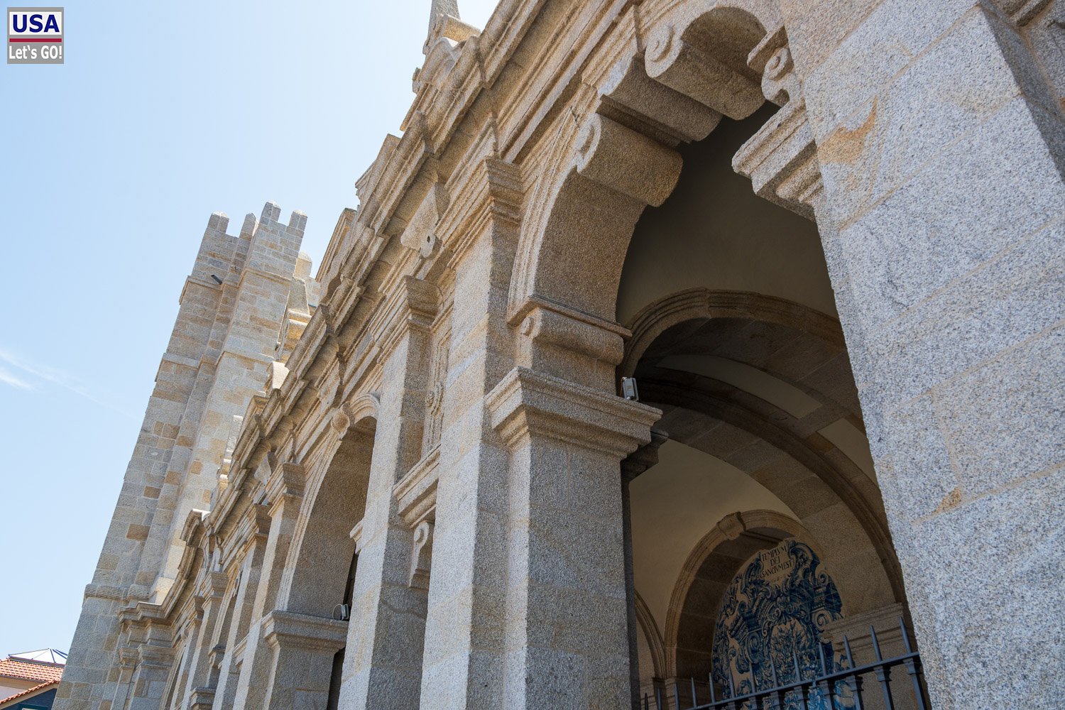 Arkaden der Kathedrale von Porto