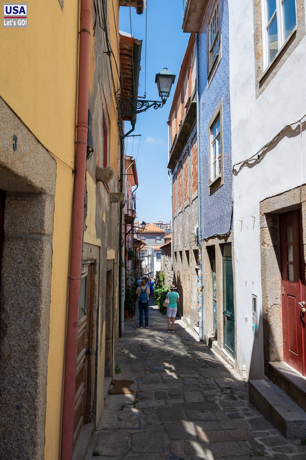 Gasse mit Laternen in der Ribeira