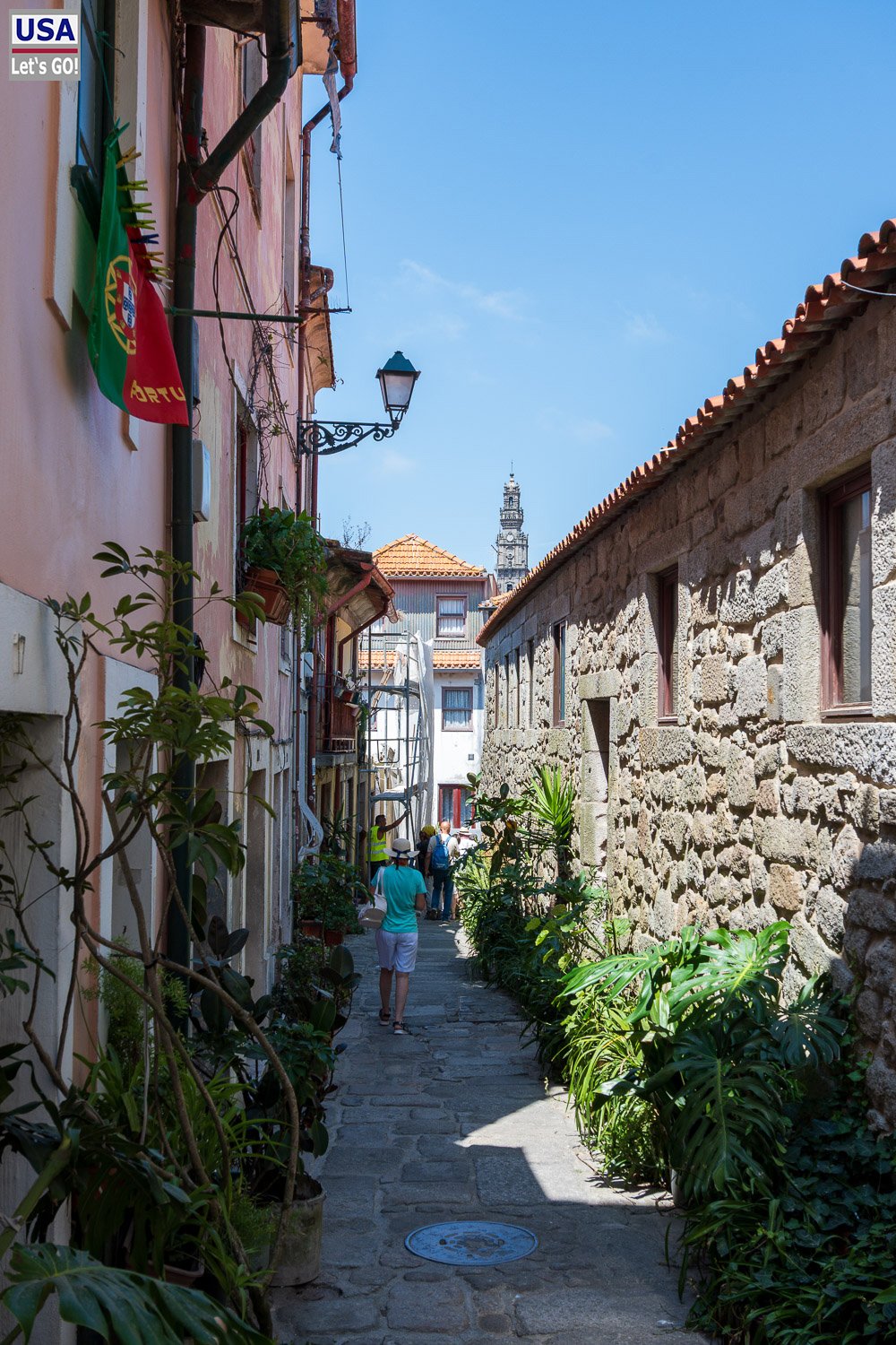 Gasse mit Pflanzen und Granitmauern