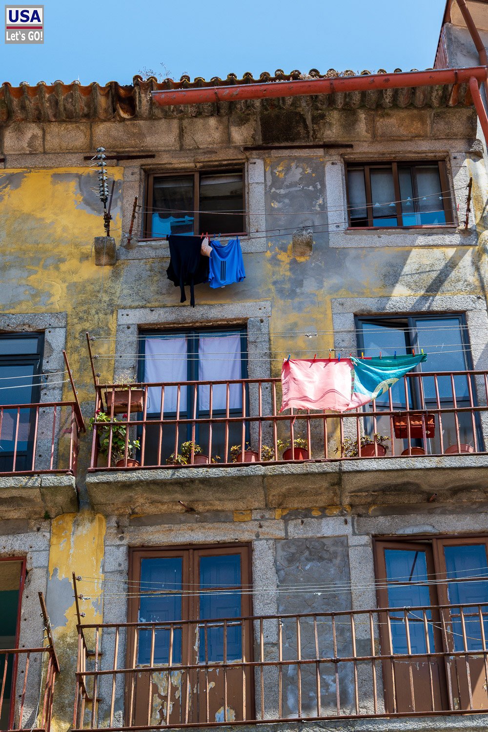Verwitterte Fassade mit Wäsche am Balkon
