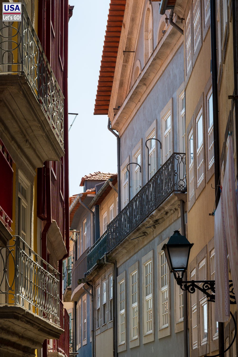 Gasse mit Laterne und Balkonen