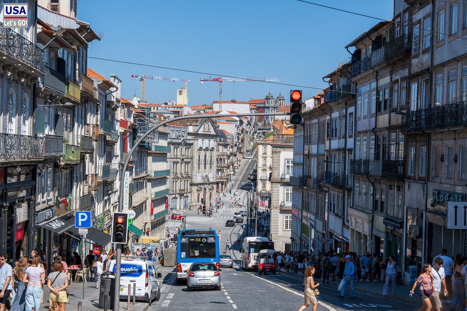 Straße mit Blick bergab in Porto