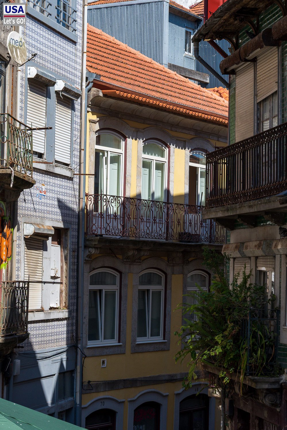 Altbauten an einer Straße in Porto