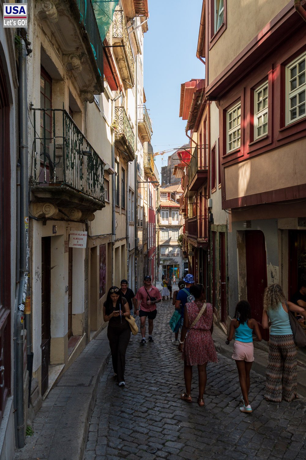 Gasse mit Passanten in der Altstadt