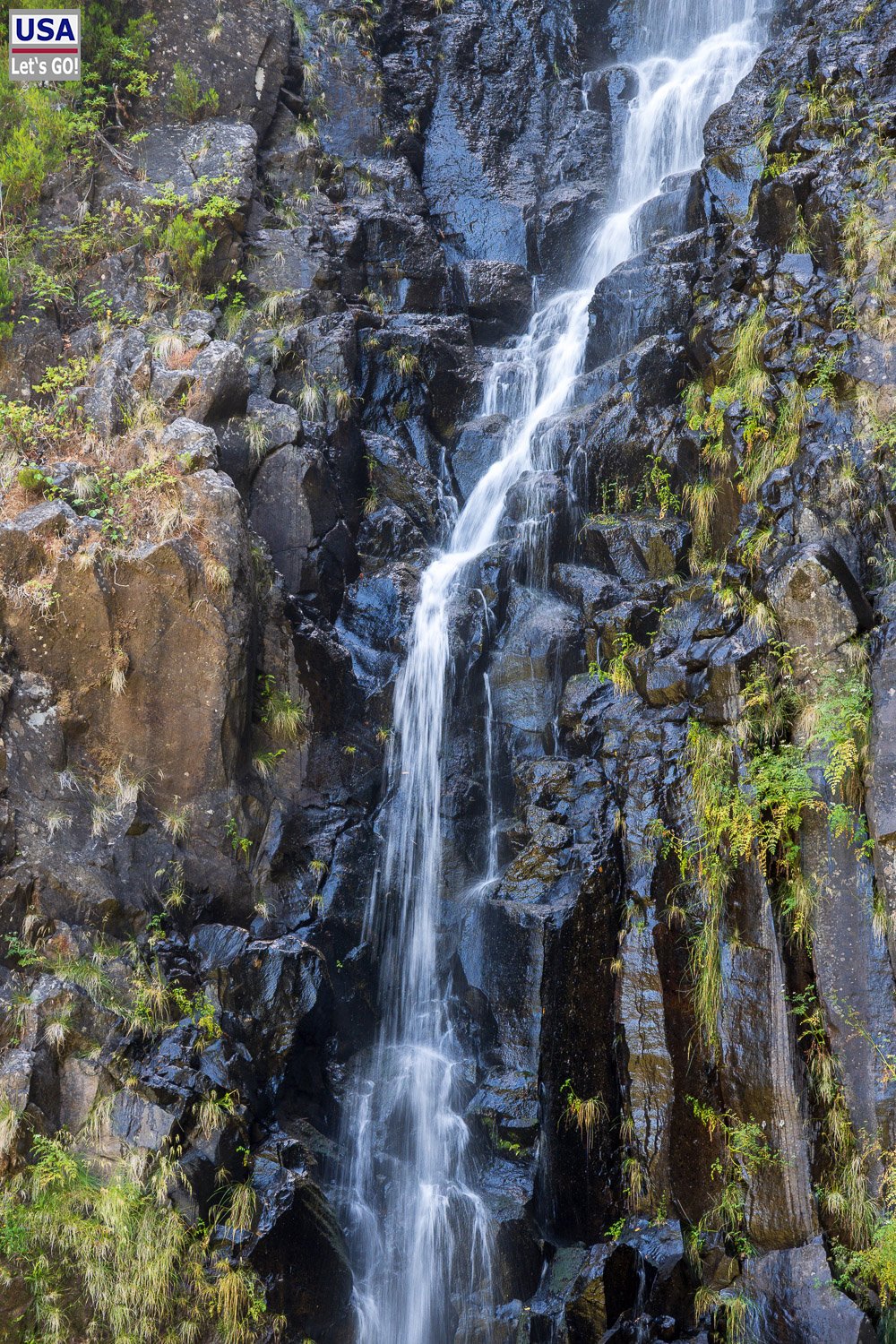 Wasserfall Risco über dunklen Felsen
