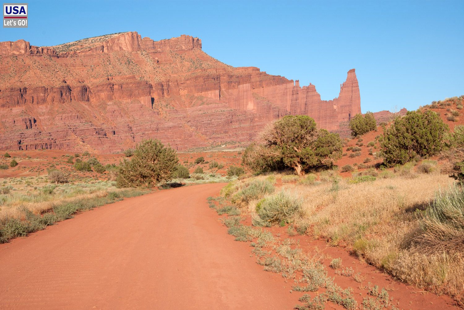 Dirt road to Fisher Towers